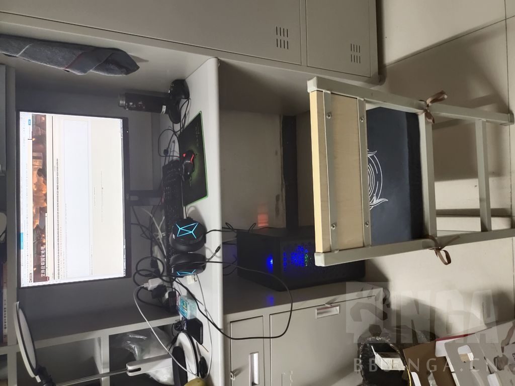 60cm 桌深的三屏工位:显示器占了进深,键盘只能贴着桌沿